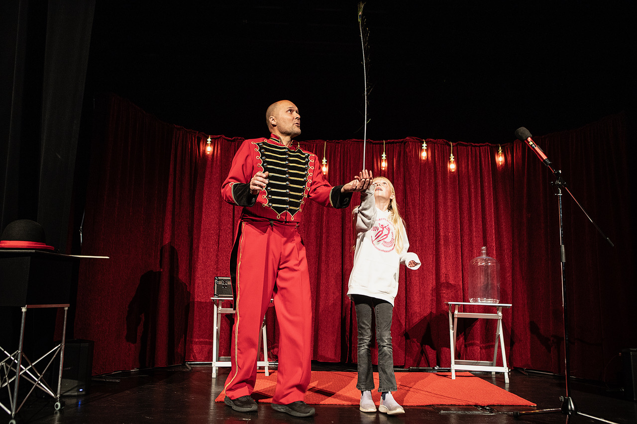 trollkarl trolleri barnunderhållning skolföreställning cirkusshow för barn cirkusföreställning cirkusskola cirkusskolan Richard Ljungman